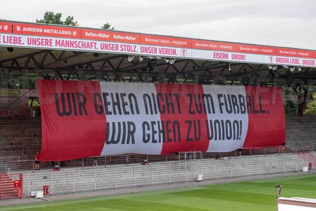 Fußball, Saison 2026 2027, 1. Bundesliga, 1. FC Union Berlin, Union-Theater, Und niemals vergessen: Eisern Union - Das Stück zum Spiel, erste Vorstellung im Stadion An der Alten Försterei, im Bild: kurze vor Ende des ersten Teils wurde in Sektor 2 das Transparent Wir gehen nicht zum Fußball. Wir gehen zu Union!, 15.07. 2026, *** Soccer, 2026–2027 Season, Bundesliga 1, 1. FC Union Berlin, Union Theater, And Never Forget: Eisern Union —the play based on the game, first performance at the An der Alten Försterei stadium; pictured shortly before the end of the first act, the banner We Don’t Go to Soccer, We Go to Union was unfurled in Sector 2, July 15, 2026, Copyright: xMatthiasxKochx