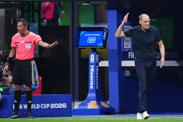 England v Argentina: Semi Final - FIFA World Cup, WM, Weltmeisterschaft, Fussball 2026 Thomas Tuchel, head coach of England, protests during the FIFA World Cup 2026 Semi Final match between England and Argentina at Atlanta Stadium on July 15, 2026 in Atlanta, Georgia. Atlanta GA United States  Copyright: xJosexBretonx originalFilename:bretonhernandez-englandv260715_npelM.jpg