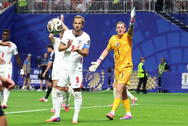 FIFA World Cup, WM, Weltmeisterschaft, Fussball 2026 semifinals - England vs Argentina Harry Kane (L) and goalkeeper Jordan Pickford of England gesture during the FIFA World Cup 2026 semifinals match England against Argentina, in Atlanta, Georgia, USA, 15 July 2026. ATLANTA United States  Copyright: xOLGAxFEDOROVAx