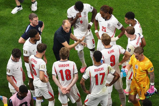 England v Argentina FIFA World Cup, WM, Weltmeisterschaft, Fussball 15 July 2026, Atlanta - FIFA World Cup Football - Semi-Final - England v Argentina - England manager Thomas Tuchel speaks to his players during a hydration break - Photo: Charlotte Wilson Offside. Atlanta Georgia USA *** England gegen Argentinien – FIFA-Weltmeisterschaft am 15. Juli 2026, Atlanta – Halbfinale der FIFA-Fußball-Weltmeisterschaft: England gegen Argentinien – Englands Trainer Thomas Tuchel spricht während einer Trinkpause mit seinen Spielern. Foto: Charlotte Wilson, Offside, Atlanta, Georgia, USA  Copyright: xCharlottexWilsonx xOffsidexOffside