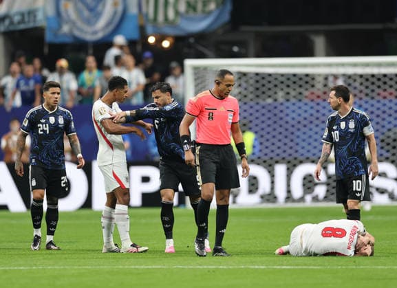 (260716) -- ATLANTA, July 16, 2026 -- Elliot Anderson (bottom) of England falls down as Jude Bellingham (2nd L) of England clashes against Leandro Paredes (C) of Argentina during the semifinal match between Argentina and England at the 2026 FIFA World Cup, WM, Weltmeisterschaft, Fussball at Atlanta Stadium in Atlanta, the United States, July 15, 2026. ) (SP)U.S.-ATLANTA-FOOTBALL-FIFA WORLD CUP-SEMIFINAL-ARG VS ENG CaoxCan 