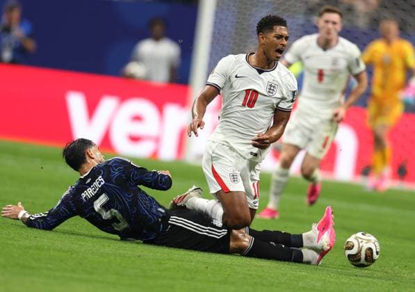 US Soccer World Cup England - Argentina 9206134 15.07.2026 England™s Jude Bellingham is challenged by Argentina™s Leandro Paredes during the FIFA World Cup, WM, Weltmeisterschaft, Fussball 2026 semi-final soccer match between England and Argentina at the Atlanta Stadium in Atlanta, Georgia, the United States. Nafis Sirazetdinov Sputnik Atlanta Georgia USA  Copyright: xNafisxSirazetdinovx