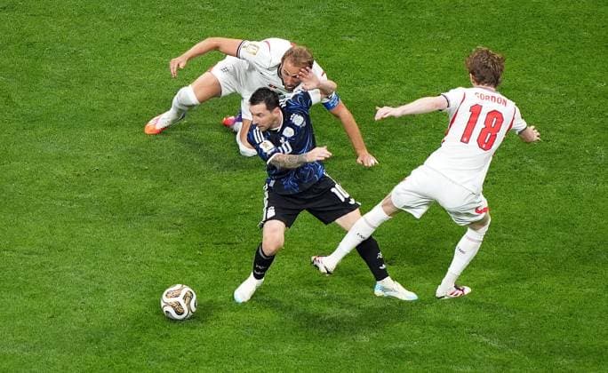 Lionel Messi of Argentina and Anthony Gordon of England. England v Argentina, 2026 FIFA World Cup, WM, Weltmeisterschaft, Fussball Semi Final, Football, Atlanta Stadium, Atlanta, Georgia, USA - 15 Jul 2026Atlanta Atlanta Stadium Georgia (GA) United States of America  Copyright: xIsmaelxAdnan Shutterstockx 16992263bn