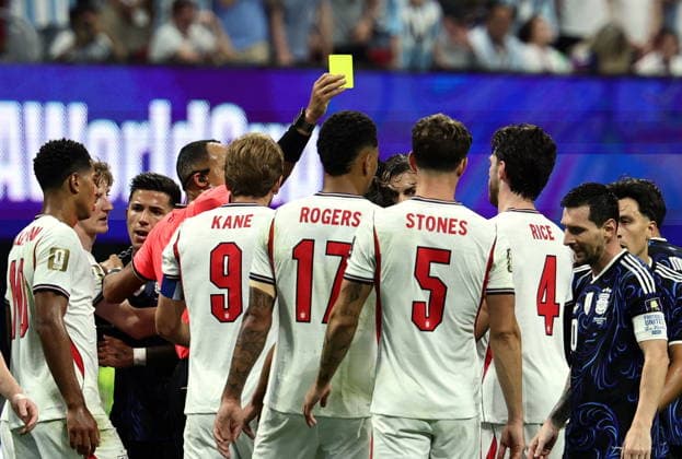 FIFA World Cup, WM, Weltmeisterschaft, Fussball 2026 semifinals - England vs Argentina Elliot Anderson of England gets a yellow card during the FIFA World Cup 2026 semifinals match England against Argentina, in Atlanta, USA, 15 July 2026. ATLANTA United States  Copyright: xRONALDxWITTEKx
