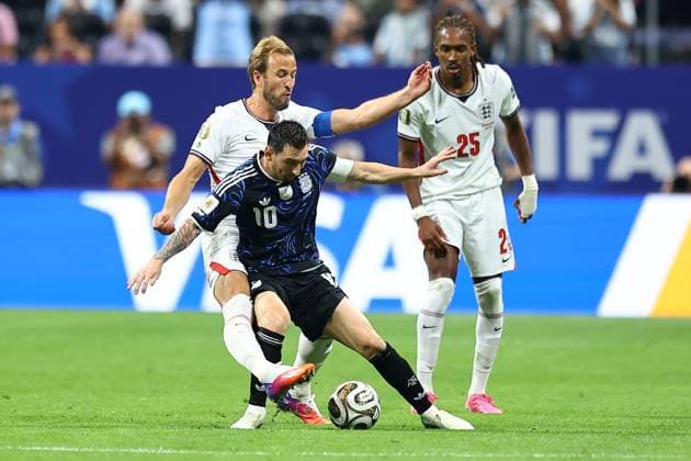 Harry Kane of England tackles Lionel Messi of Argentina England v Argentina, 2026 FIFA World Cup, WM, Weltmeisterschaft, Fussball Semi Final, Football, Atlanta Stadium, Atlanta, Georgia, USA - 15 Jul 2026Atlanta Atlanta Stadium Georgia (GA) United States of America  Copyright: xMichaelxZemanek Shutterstockx 16992756bl