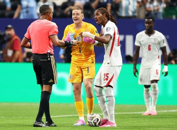 US Soccer World Cup England - Argentina 9206131 15.07.2026 England™s goalkeeper Jordan Pickford and England™s Djed Spence argue with referee Ismail Elfath during the FIFA World Cup, WM, Weltmeisterschaft, Fussball 2026 semi-final soccer match between England and Argentina at the Atlanta Stadium in Atlanta, Georgia, the United States. Nafis Sirazetdinov Sputnik Atlanta Georgia USA  Copyright: xNafisxSirazetdinovx