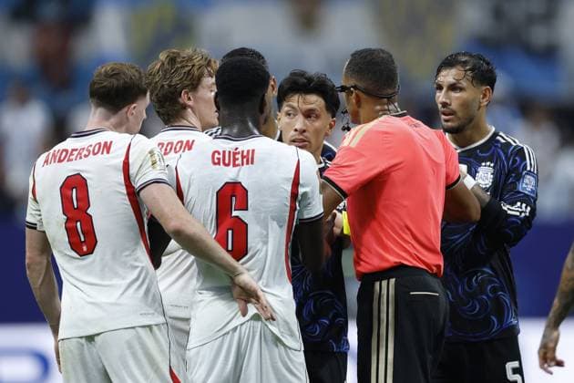 ATLANTA - Elliot Anderson of England, Anthony Gordon of England, Marc Guehi of England, Lisandro Martinez of Argentina and Leandro Paredes of Argentina surround referee Ismail Elfath during the 2026 FIFA World Cup, WM, Weltmeisterschaft, Fussball semi-final match between England and Argentina at the Atlanta Stadium on July 15, 2026 in Atlanta, Georgia, United States. MAURICE VAN STEEN ANP FIFA World Cup 2026 - semi final 2026 xVIxANPxSportx xMauricexvanxSteenxIVx 563603294 originalFilename: 563603294.jpg