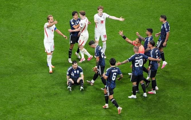 Lionel Messi of Argentina after being fouled by Elliot Anderson of England. England v Argentina, 2026 FIFA World Cup, WM, Weltmeisterschaft, Fussball Semi Final, Football, Atlanta Stadium, Atlanta, Georgia, USA - 15 Jul 2026Atlanta Atlanta Stadium Georgia (GA) United States of America  Copyright: xIsmaelxAdnan Shutterstockx 16992263bt