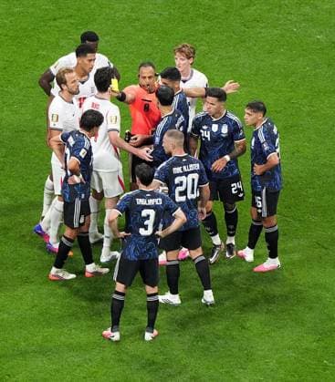 Elliot Anderson of England is shown a yellow card. England v Argentina, 2026 FIFA World Cup, WM, Weltmeisterschaft, Fussball Semi Final, Football, Atlanta Stadium, Atlanta, Georgia, USA - 15 Jul 2026Atlanta Atlanta Stadium Georgia (GA) United States of America  Copyright: xIsmaelxAdnan Shutterstockx 16992263bp