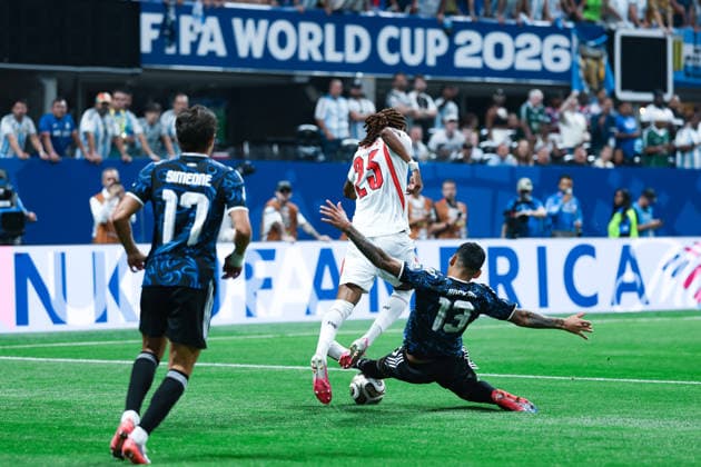 Djed Spence of England (C) and Cristian Romero of Argentina (R) fight for possession during a FIFA Men’s World Cup 2026 semi-final football match between England and Argentina at Atlanta Stadium, in Atlanta on July 15th 2026 (Photo by Leo Barrilari SPP)  Copyright: xLeoxBarrilari SPPx Sportspressphoto_SPR191272