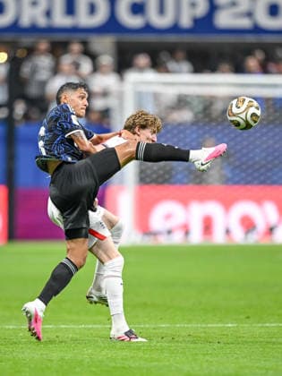 Nahuel Molina (Argentina) and Anthony Gordon (England) battle for the ball during the FIFA World Cup, WM, Weltmeisterschaft, Fussball 2026 Semi Final match between England and Argentina at Atlanta Stadium on July 15, 2026 in Atlanta, United States. (Photo by Harry Langer DeFodi Images) - *** Nahuel Molina of Argentina and Anthony Gordon of England battle for the ball during the 2026 FIFA World Cup semifinal match between England and Argentina at Atlanta Stadium on July 15, 2026, in Atlanta, United States. Photo by Harry Langer, DeFodi Images