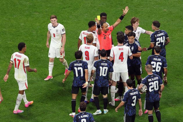 England v Argentina FIFA World Cup, WM, Weltmeisterschaft, Fussball 15 July 2026, Atlanta - FIFA World Cup Football - Semi-Final - England v Argentina - Argentina players surround referee Ismail Elfath after a foul on Lionel Messi, resulting in a yellow card for Elliot Anderson of England - Photo: Charlotte Wilson Offside. Atlanta Georgia USA *** England gegen Argentinien – FIFA-Weltmeisterschaft am 15. Juli 2026 in Atlanta – Halbfinale der FIFA-Fußball-Weltmeisterschaft: England gegen Argentinien. Argentinische Spieler umringen Schiedsrichter Ismail Elfath nach einem Foul an Lionel Messi, das zu einer gelben Karte für Elliot Anderson aus England führte. Foto: Charlotte Wilson. Abseits. Atlanta, Georgia, USA  Copyright: xCharlottexWilsonx xOffsidexOffside