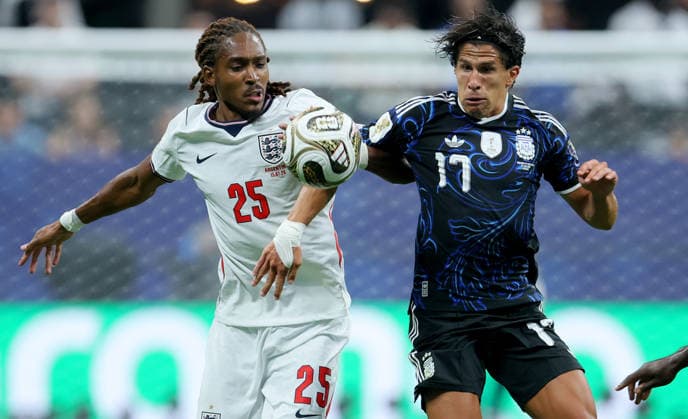 England v Argentina: Semi Final - FIFA World Cup, WM, Weltmeisterschaft, Fussball 2026 Djed Spence of England and Giuliano Simeone of Argentina challenge during the FIFA World Cup 2026 Semi Final match between England and Argentina at Atlanta Stadium on July 15, 2026 in Atlanta, United States. Atlanta Atlanta Stadium GA United States Copyright: xAllstarxPicturexLibraryxLtdx