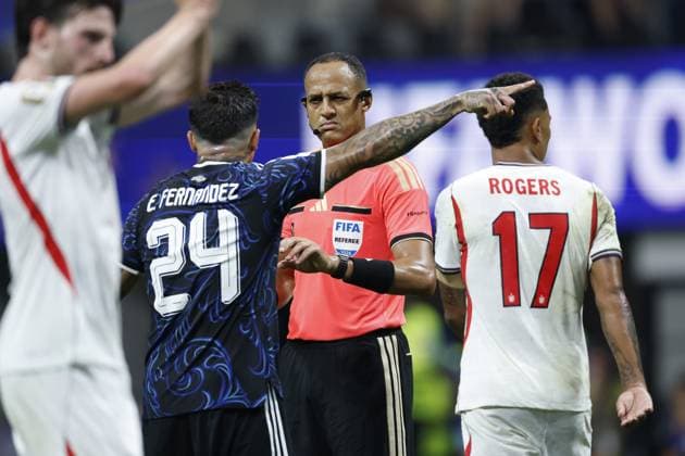 ATLANTA - Enzo Fernandez of Argentina and referee Ismail Elfath during the 2026 FIFA World Cup, WM, Weltmeisterschaft, Fussball semi-final match between England and Argentina at the Atlanta Stadium on July 15, 2026, in Atlanta, Georgia, United States. MAURICE VAN STEEN ANP FIFA World Cup 2026 - semi final 2026 xVIxANPxSportx xMauricexvanxSteenxIVx 563603770 originalFilename: 563603770.jpg