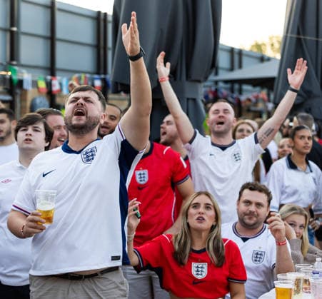 England v Argentina at Broomfields England fans in The Ravens Nest during a screening of the FIFA World Cup, WM, Weltmeisterschaft, Fussball 2026 match between England and Argentina at Broomfields in the CopperJax Community Stadium, London 15 07 2026 UK Newspapers OUT Copyright: xBenxPetersx FIL-23623-0027