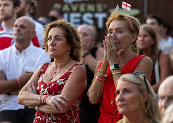 England v Argentina at Broomfields England fans in The Ravens Nest during a screening of the FIFA World Cup, WM, Weltmeisterschaft, Fussball 2026 match between England and Argentina at Broomfields in the CopperJax Community Stadium, London 15 07 2026 UK Newspapers OUT Copyright: xBenxPetersx FIL-23623-0029