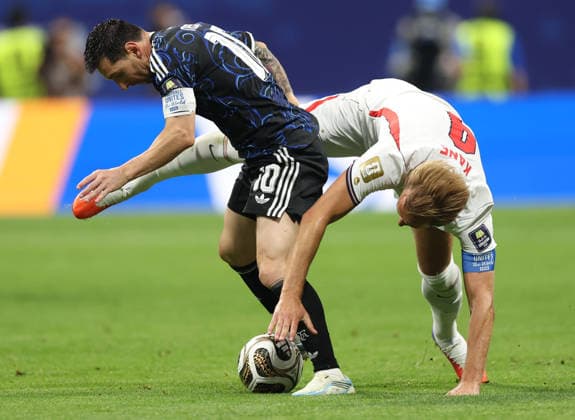 US Soccer World Cup England - Argentina 9206150 15.07.2026 Argentina™s Lionel Messi and England™s Harry Kane struggle for the ball during the FIFA World Cup, WM, Weltmeisterschaft, Fussball 2026 semi-final soccer match between England and Argentina at the Atlanta Stadium in Atlanta, Georgia, the United States. Nafis Sirazetdinov Sputnik Atlanta Georgia USA  Copyright: xNafisxSirazetdinovx