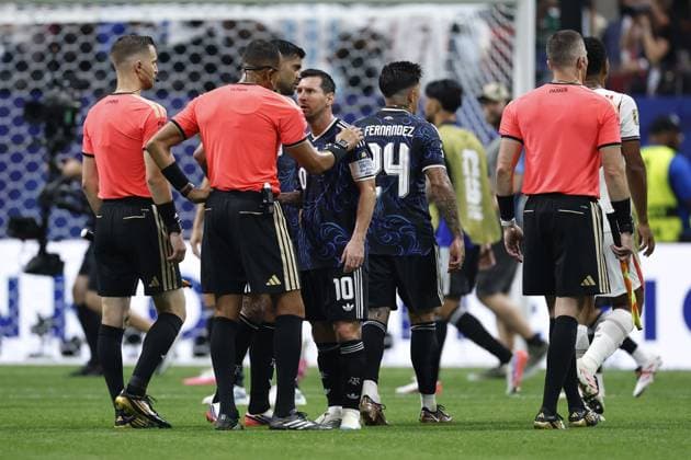 ATLANTA - Referee Ismail Elfath and Lionel Messi of Argentina during the 2026 FIFA World Cup, WM, Weltmeisterschaft, Fussball semi-final match between England and Argentina at the Atlanta Stadium on July 15, 2026, in Atlanta, Georgia, United States. MAURICE VAN STEEN ANP FIFA World Cup 2026 - semi final 2026 xVIxANPxSportx xMauricexvanxSteenxIVx 563604133 originalFilename: 563604133.jpg