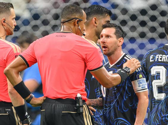 15 July 2026 - England v Argentina - Atlanta Stadium- Semi Final - 2026 World Cup - USA. 15 July 2026 - England v Argentina - Atlanta Stadium- Semi Final - 2026 World Cup - USA. LIonel Messi talks to the referee at the end of the first half. Picture : Mark Pain ATLANTA USA  Copyright: xMarkxPainx