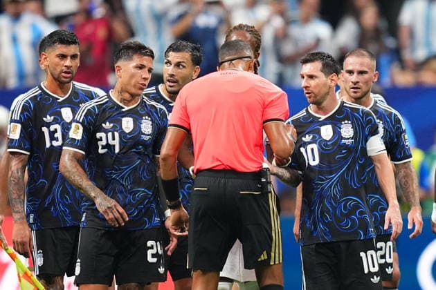 England v Argentina - FIFA World Cup, WM, Weltmeisterschaft, Fussball 2026 - Semi Finals ATLANTA, GEORGIA - JULY 15: Referee Ismail Elfath speaks with Argentina’s Lionel Messi (10) during the 2026 FIFA World Cup semifinal match between England and Argentina at Atlanta Stadium in Atlanta, Georgia, United States, on July 15, 2026. Evrim Aydin Anadolu Georgia United States. Editorial use only. Please get in touch for any other usage.  Copyright: x2026xAnadoluxEvrimxAydinx