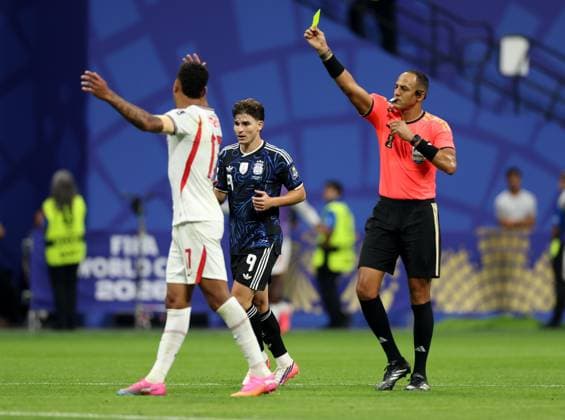 US Soccer World Cup England - Argentina 9206148 15.07.2026 Referee Ismail Elfath shows a yellow card to England™s Elliot Anderson (not pictured) alongside Argentina™s Julian Alvarez during the FIFA World Cup, WM, Weltmeisterschaft, Fussball 2026 semi-final soccer match between England and Argentina at the Atlanta Stadium in Atlanta, Georgia, the United States. Nafis Sirazetdinov Sputnik Atlanta Georgia USA  Copyright: xNafisxSirazetdinovx