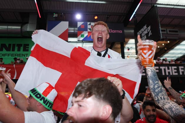 England fan enjoy the pre-match atmosphere prior to the England v Argentina match Fans at Box Park Wembley, Football, World Cup 2026, London, UK - 15 Jul 2026London Wembley United Kingdom  Copyright: xHanc WiredxPhotos Shutterstockx 16992959i