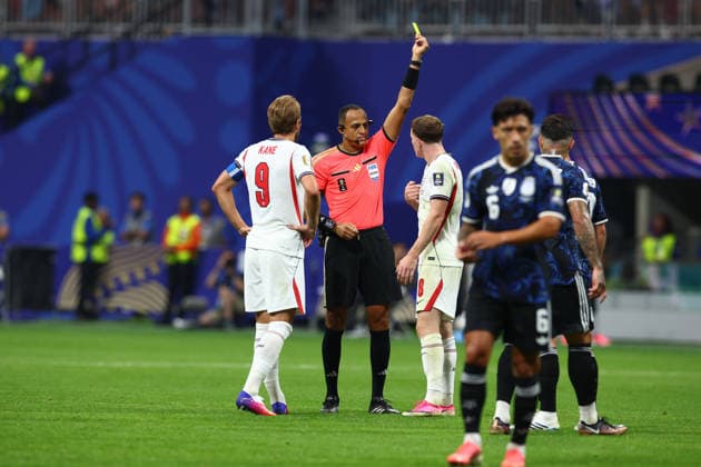FIFA World Cup, WM, Weltmeisterschaft, Fussball 2026 Semi-Final: England v Argentina ATLANTA, USA - 15th July 2026: Elliot Anderson of England gets a yellow card during the FIFA World Cup 2026 semi-final match between England and Argentina at Atlanta Stadium Atlanta Atlanta Stadium United States of America Copyright: xCraigxMercerx xPeakxActionxPhotosx