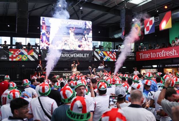 England fans enjoy the pre-match atmosphere prior to the England v Argentina match Fans at Box Park Wembley, Football, World Cup 2026, London, UK - 15 Jul 2026London Wembley United Kingdom  Copyright: xHanc WiredxPhotos Shutterstockx 16992959e