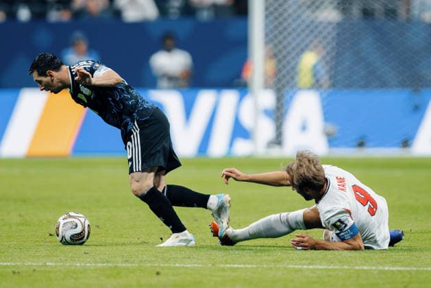 England vs Argentina ATLANTA, GE - 15.07.2026: ENGLAND VS ARGENTINA - Lionel Messi of Argentina challenges Kane Harry of England for the ball during the England vs. Argentina match in the 2026 World Cup semi-final, held at Mercedes-Benz Stadium in Atlanta, United States. (Photo: Marcelo Machado de Melo Fotoarena) x2985149x  MarceloxMachadoxdexMelo