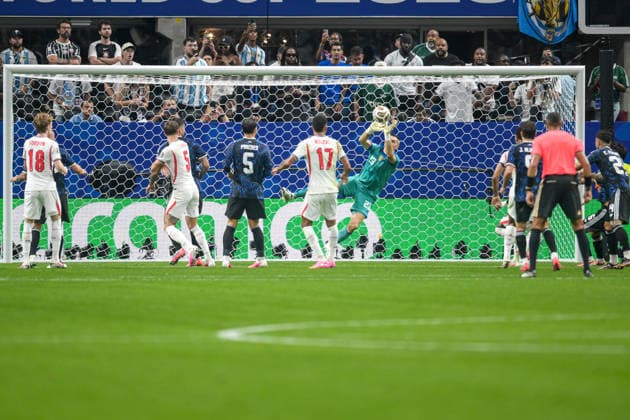 Fußball, WM 2026, 20260715, England - Argentinien. Im Bild Torwart Emiliano MARTINEZ (Argentinien, 23) wehrt Ball ab. Atlanta Atlanta-Stadion Georgia Vereinigte Staaten von Amerika *** Soccer, 2026 World Cup, 20260715, England vs. Argentina. Pictured: Argentina goalkeeper Emiliano MARTINEZ, 23, blocks a shot. Atlanta, Atlanta Stadium, Georgia, United States of America Copyright: Passion2Press MarkusxFischerx
