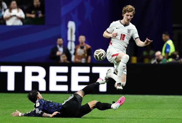 FIFA World Cup, WM, Weltmeisterschaft, Fussball 2026 semifinals - England vs Argentina Leandro Paredes of Argentina (L) and Anthony Gordon of England in action during the FIFA World Cup 2026 semifinals match England against Argentina, in Atlanta, USA, 15 July 2026. ATLANTA United States  Copyright: xRONALDxWITTEKx
