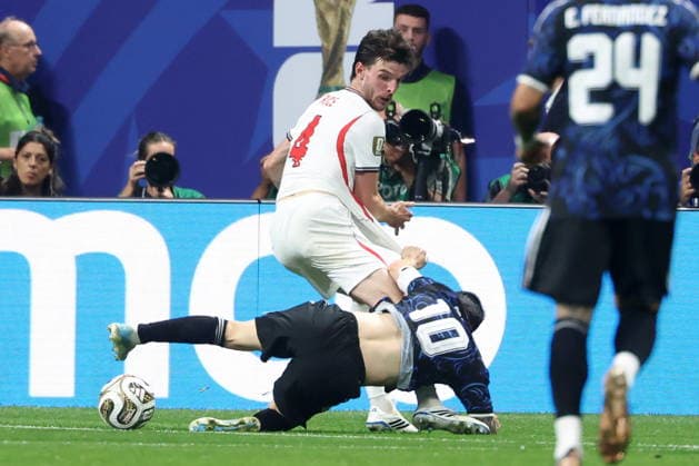 FIFA World Cup, WM, Weltmeisterschaft, Fussball 2026 semifinals - England vs Argentina Declan Rice of England (L) in action against Lionel Messi of Argentina (R) during the FIFA World Cup 2026 semifinals match England against Argentina, in Atlanta, Georgia, USA, 15 July 2026. ATLANTA United States  Copyright: xOLGAxFEDOROVAx