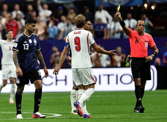 FIFA World Cup, WM, Weltmeisterschaft, Fussball 2026 semifinals - England vs Argentina Cristian Romero of Argentina (L) gets a yellow card during the FIFA World Cup 2026 semifinals match England against Argentina, in Atlanta, USA, 15 July 2026. ATLANTA United States  Copyright: xRONALDxWITTEKx
