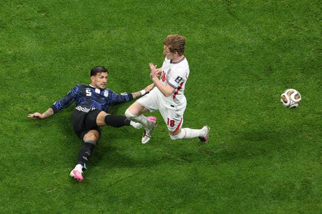 England v Argentina FIFA World Cup, WM, Weltmeisterschaft, Fussball 15 July 2026, Atlanta - FIFA World Cup Football - Semi-Final - England v Argentina - Leandro Paredes of Argentina wins the ball in a tackle with Anthony Gordon of England - Photo: Charlotte Wilson Offside. Atlanta Georgia USA *** England gegen Argentinien – FIFA-Weltmeisterschaft am 15. Juli 2026, Atlanta – Halbfinale der FIFA-Fußball-Weltmeisterschaft: England gegen Argentinien – Leandro Paredes aus Argentinien erobert den Ball in einem Zweikampf mit Anthony Gordon aus England. Foto: Charlotte Wilson – Abseits – Atlanta, Georgia, USA  Copyright: xCharlottexWilsonx xOffsidexOffside