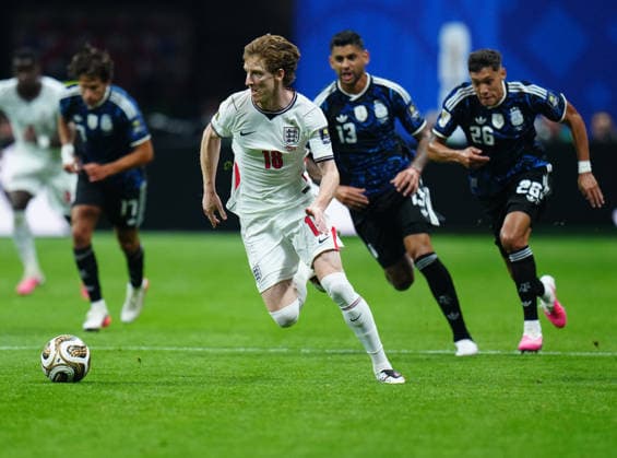 (260716) -- ATLANTA, July 16, 2026 -- Anthony Gordon (C) of England breaks through during the semifinal match between Argentina and England at the 2026 FIFA World Cup, WM, Weltmeisterschaft, Fussball at Atlanta Stadium in Atlanta, the United States, July 15, 2026. ) (SP)U.S.-ATLANTA-FOOTBALL-FIFA WORLD CUP-SEMIFINAL-ARG VS ENG JiaxHaocheng 