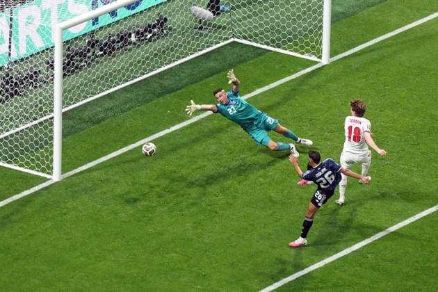 England v Argentina FIFA World Cup, WM, Weltmeisterschaft, Fussball 15 July 2026, Atlanta - FIFA World Cup Football - Semi-Final - England v Argentina - Anthony Gordon of England beats Argentina goalkeeper Emiliano Martinez to score the opening goal - Photo: Charlotte Wilson Offside. Atlanta Georgia USA *** England gegen Argentinien – FIFA-Weltmeisterschaft am 15. Juli 2026 in Atlanta – Halbfinale der FIFA-Fußball-Weltmeisterschaft: England gegen Argentinien – Anthony Gordon aus England überwindet den argentinischen Torhüter Emiliano Martinez und erzielt das erste Tor – Foto: Charlotte Wilson – Abseits – Atlanta, Georgia, USA  Copyright: xCharlottexWilsonx xOffsidexOffside