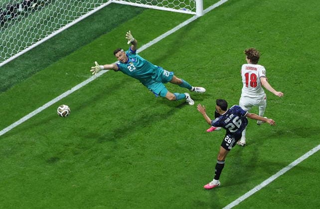 FIFA World Cup, WM, Weltmeisterschaft, Fussball 2026 semifinals - England vs Argentina Anthony Gordon of England scores the 1-0 opening goal against Argentina goalkeeper Emiliano Martinez during the FIFA World Cup 2026 semifinals match England against Argentina, in Atlanta, USA, 15 July 2026. ATLANTA United States  Copyright: xCRISTOBALxHERRERA-ULASHKEVICHx