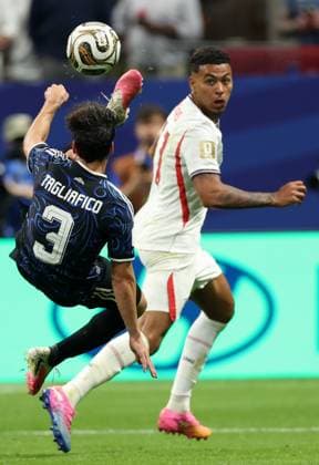 US Soccer World Cup England - Argentina 9206163 15.07.2026 Argentina™s Nicolas Tagliafico and England™s Morgan Rogers struggle for the ball during the FIFA World Cup, WM, Weltmeisterschaft, Fussball 2026 semi-final soccer match between England and Argentina at the Atlanta Stadium in Atlanta, Georgia, the United States. Nafis Sirazetdinov Sputnik Atlanta Georgia USA  Copyright: xNafisxSirazetdinovx