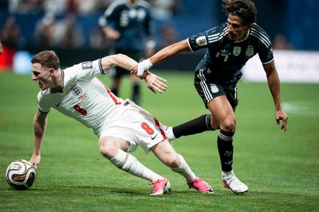 FOOTBALL : Argentina vs England Demi-finale de la Coupe du Monde de la FIFA 2026. Mercedes-Benz Stadium, Atlanta, Georgia, Etats-Unis. 15 07 2026. Elliot Anderson 8 (England) Giuliano Simeone 17 (Argentine)  Copyright: xx