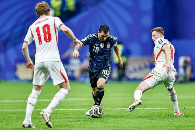 RECORD DATE NOT STATED 15th July 2026; Atlanta Stadium, Atlanta, Georgia, United States of America; FIFA World Cup, WM, Weltmeisterschaft, Fussball Football, England versus Argentina; Lionel Messi of Argentina drives through the England defense HeulerxAndleyx xDiaEsportivo