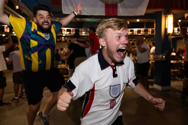 England v Argentina at Broomfields England fans celebrate Englands first goal during a screening of the FIFA World Cup, WM, Weltmeisterschaft, Fussball 2026 match between England and Argentina at Broomfields in the CopperJax Community Stadium, London 15 07 2026 UK Newspapers OUT Copyright: xBenxPetersx FIL-23623-0030