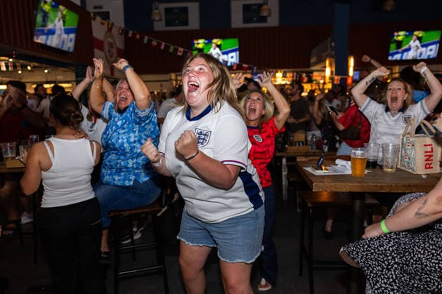 England v Argentina at Broomfields England fans celebrate Englands first goal during a screening of the FIFA World Cup, WM, Weltmeisterschaft, Fussball 2026 match between England and Argentina at Broomfields in the CopperJax Community Stadium, London 15 07 2026 UK Newspapers OUT Copyright: xBenxPetersx FIL-23623-0032