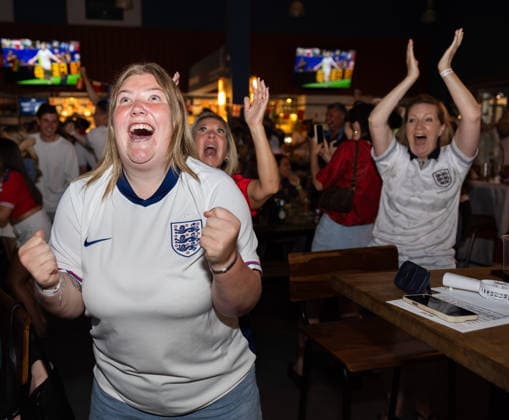 England v Argentina at Broomfields England fans celebrate Englands first goal during a screening of the FIFA World Cup, WM, Weltmeisterschaft, Fussball 2026 match between England and Argentina at Broomfields in the CopperJax Community Stadium, London 15 07 2026 UK Newspapers OUT Copyright: xBenxPetersx FIL-23623-0033