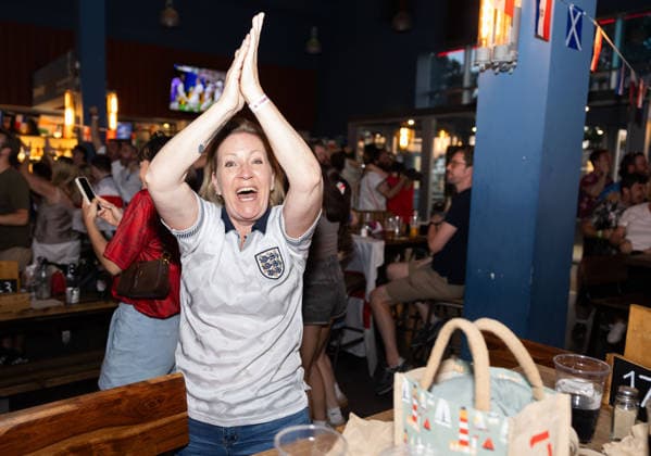 England v Argentina at Broomfields England fans celebrate Englands first goal during a screening of the FIFA World Cup, WM, Weltmeisterschaft, Fussball 2026 match between England and Argentina at Broomfields in the CopperJax Community Stadium, London 15 07 2026 UK Newspapers OUT Copyright: xBenxPetersx FIL-23623-0034