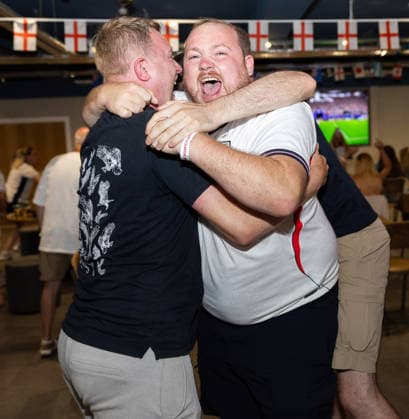 England v Argentina at Broomfields England fans celebrate Englands first goal during a screening of the FIFA World Cup, WM, Weltmeisterschaft, Fussball 2026 match between England and Argentina at Broomfields in the CopperJax Community Stadium, London 15 07 2026 UK Newspapers OUT Copyright: xBenxPetersx FIL-23623-0036