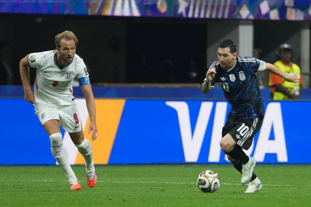 Harry Kane (L) of England vies Lionel Messi of Argentina for the ball during the 2026 FIFA World Cup, WM, Weltmeisterschaft, Fussball semifinal match between England and Argentina at Mercedes-Benz Stadium in Atlanta, United States 15 July 2026. FIFA World Cup 2026 Semifinals: England - Argentina !ACHTUNG: NUR REDAKTIONELLE NUTZUNG!  Copyright: xOctavioxGuzmánx AMDEP8759 20260715-55020904328_1