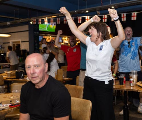 England v Argentina at Broomfields England fans celebrate Englands first goal during a screening of the FIFA World Cup, WM, Weltmeisterschaft, Fussball 2026 match between England and Argentina at Broomfields in the CopperJax Community Stadium, London 15 07 2026 UK Newspapers OUT Copyright: xBenxPetersx FIL-23623-0043