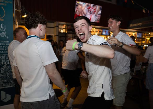 England v Argentina at Broomfields England fans celebrate Englands first goal during a screening of the FIFA World Cup, WM, Weltmeisterschaft, Fussball 2026 match between England and Argentina at Broomfields in the CopperJax Community Stadium, London 15 07 2026 UK Newspapers OUT Copyright: xBenxPetersx FIL-23623-0045