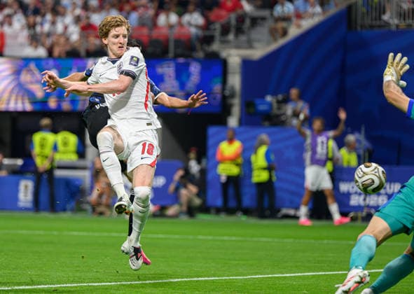 15 July 2026 - England v Argentina - Atlanta Stadium- Semi Final - 2026 World Cup - USA. 15 July 2026 - England v Argentina - Atlanta Stadium- Semi Final - 2026 World Cup - USA. Anthony Gordon shoots and scores. Picture : Mark Pain ATLANTA USA  Copyright: xMarkxPainx