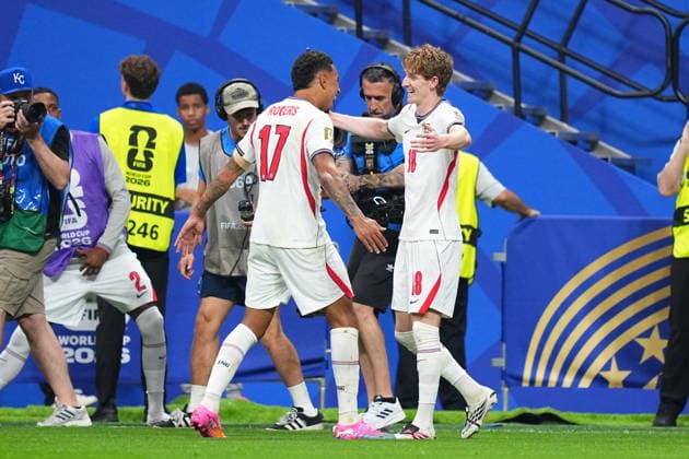 England v Argentina - FIFA World Cup, WM, Weltmeisterschaft, Fussball 2026 - Semi Finals ATLANTA, GEORGIA - JULY 15: Anthony Gordon (18) of England celebrates with his teammate Morgan Rogers after scoring a goal during the 2026 FIFA World Cup semifinal match between England and Argentina at Atlanta Stadium in Atlanta, Georgia, United States, on July 15, 2026. Evrim Aydin Anadolu Georgia United States. Editorial use only. Please get in touch for any other usage.  Copyright: x2026xAnadoluxEvrimxAydinx